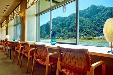 当館ロビーラウンジから岐阜城・金華山・長良川を望む