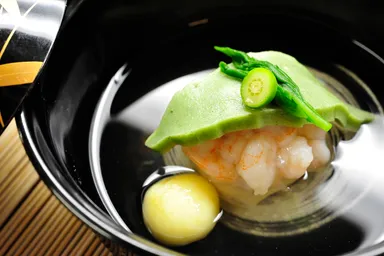 水辺のホタルをイメージした吸物