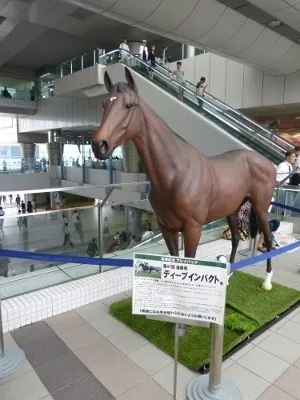 ディープインパクト号　馬像