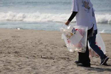 ビーチのゴミ拾い