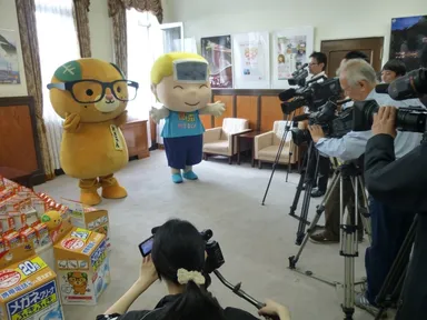 報道陣に囲まれるみきゃんと熱さま君