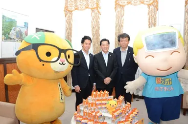 左から：みきゃん、古川県議、中村知事、松村社長、熱さま君