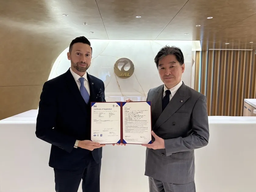 認証授与写真（1）BSIグループ グローバル認証ビジネス プレジデント Harold Pradal（左）、日本航空デジタルテクノロジー本部長 鈴木 啓介様（右）