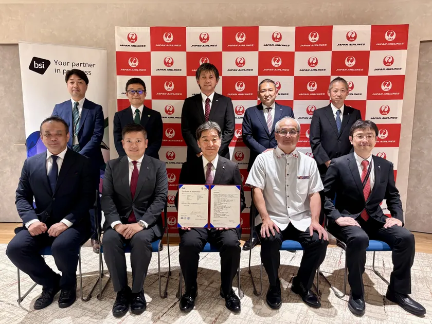 認証授与写真(2) 拡大審査し認証を取得したJALグループ8社、及びBSIグループとの認証授与式後の集合写真