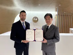 認証授与写真（1）BSIグループ グローバル認証ビジネス プレジデント Harold Pradal（左）、日本航空デジタルテクノロジー本部長 鈴木 啓介様（右）