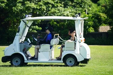 自動運転カートに乗車