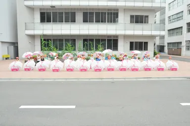 園児が並んで傘開きをしてくれました