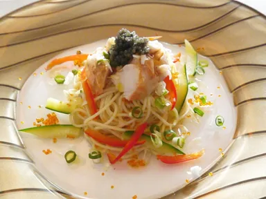 冷製パスタカッペリーニ パドルフィッシュキャビアとオマール海老をのせて