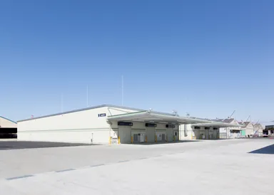 新設した倉庫棟(手前の二つの建物)