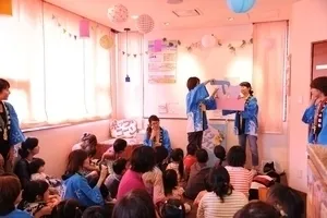 去年の夏祭りの様子3 フロスによる歯のケア指導