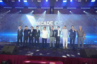 SotaTekのBODと来賓がグラスを掲げ、10周年を祝福