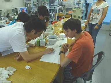 昨年度行われたインターンシップにて、超伝導材料について海外の高校生に教える様子