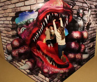 壁を突き破るドラゴン