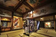 百段階段「星光の間」 色鮮やかな日本画に囲まれた文化財と和キルトの共演。
