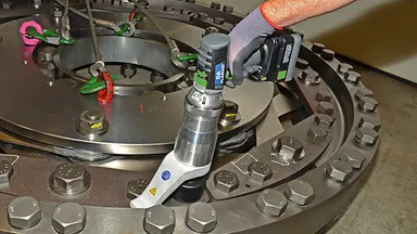 風車のボルト締め現場