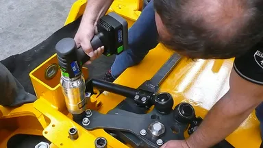 建機のボルト締め現場