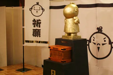 『金の家康くん像』