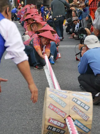 昨年の模様(綱引き合戦)