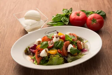水牛モッツァレラのカプレーゼサラダ～ブラッドオレンジドレッシング～　1,100円(税抜)