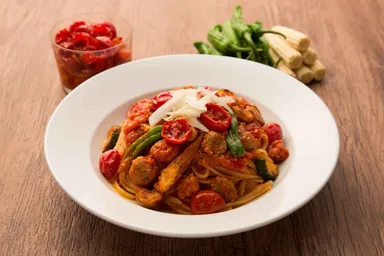 イタリア産ドライトマトのリングイニ グリル野菜と3種のソーセージ　1,280円(税抜)