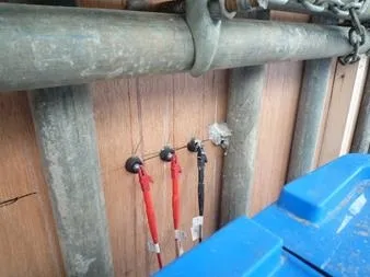 コンクリート中の電気抵抗値を測定する様子