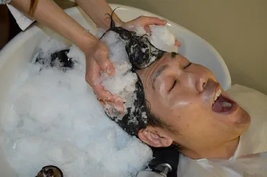 施術の様子　男性氷結