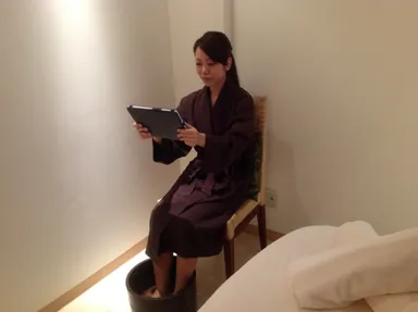 フットバス中に癒しの3D映像でアイケア