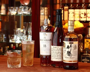 400本のボトルを揃えた多彩な品揃えのウイスキー