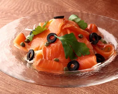 人気メニューのスモークサーモンのカルパッチョ