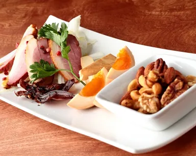 ウイスキーによく合う自家製燻製の盛り合わせ