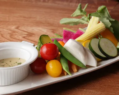 国産野菜のみを使用した彩り豊かなバーニャカウダ