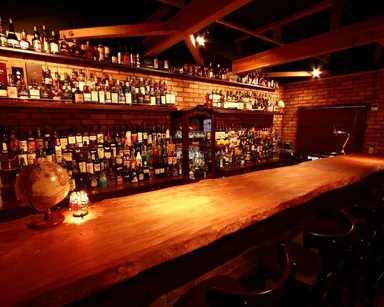 伊豆の材木店で買い付けた1枚板のカウンター