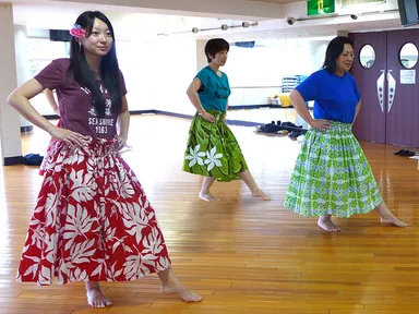 フィットネススタジオでフラダンス