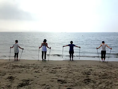 三浦海岸の潮風の中でサンドウォーク