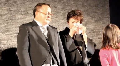 結婚式のクライマックスに現れた子供時代の新郎新婦。ご家族も涙がこらえきれない。