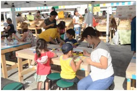 工作ワークショップを楽しむ子どもたち