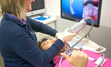 スキャニングを受ける院長