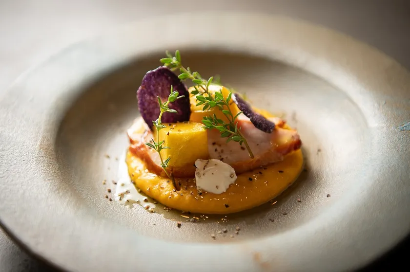 カボチャのピューレと鶏スモーク 根菜の彩り