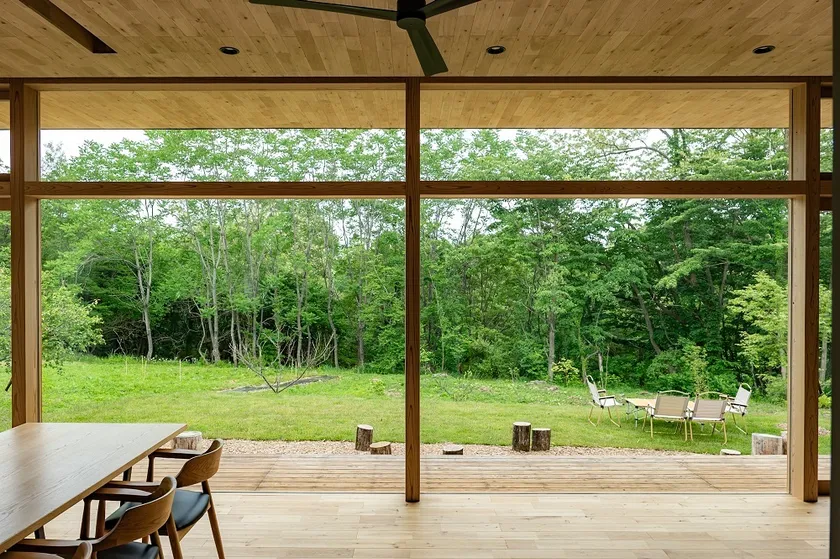 獣道がある森を間近に臨む客室