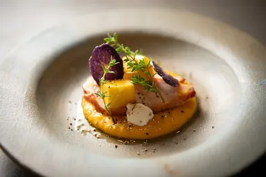 カボチャのピューレと鶏スモーク　根菜の彩り