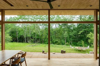 獣道がある森を間近に臨む客室