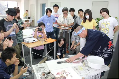 魚を会場でさばく姿