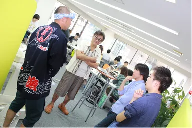 漁師と交流する参加者