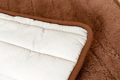 表面はプードルタッチ仕上げ。裏側は中綿300gでふかふか。