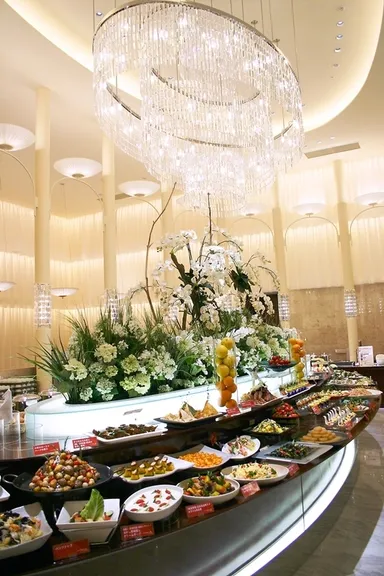 「三尺三寸箸　Nouvelle 日比谷」店内ビュッフェ台イメージ