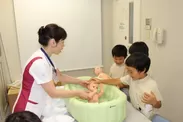 模型の赤ちゃんを用いて沐浴を体験