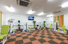 ＜西宮店の様子＞明るい雰囲気の施設内