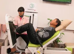 ＜西宮店の様子＞ドイツの認証（TÜV／ZAT）を取得した機器を用いたリハビリ