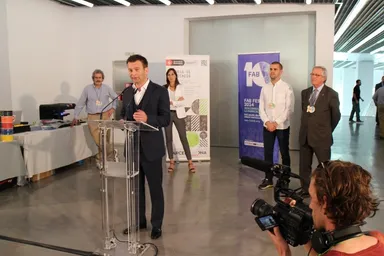 記者会見で挨拶するEli Keersmaekers