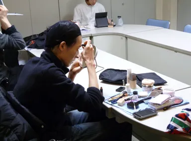 サラリーマンも熱心に女装メイクにチャレンジ！